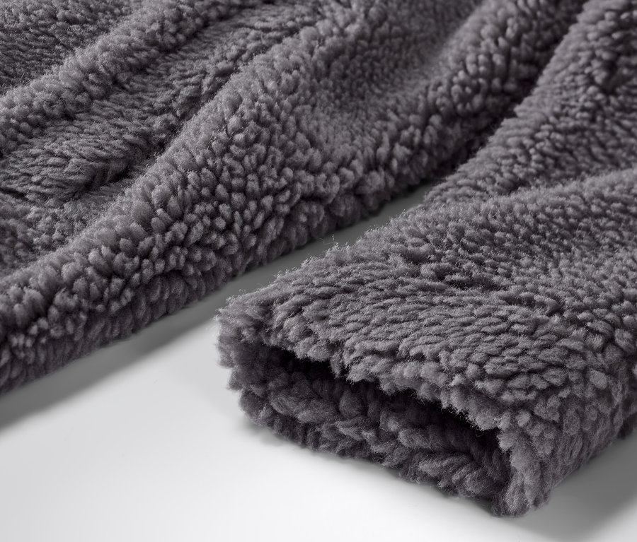 Detailansicht eines Teddymantels mit Kapuze.