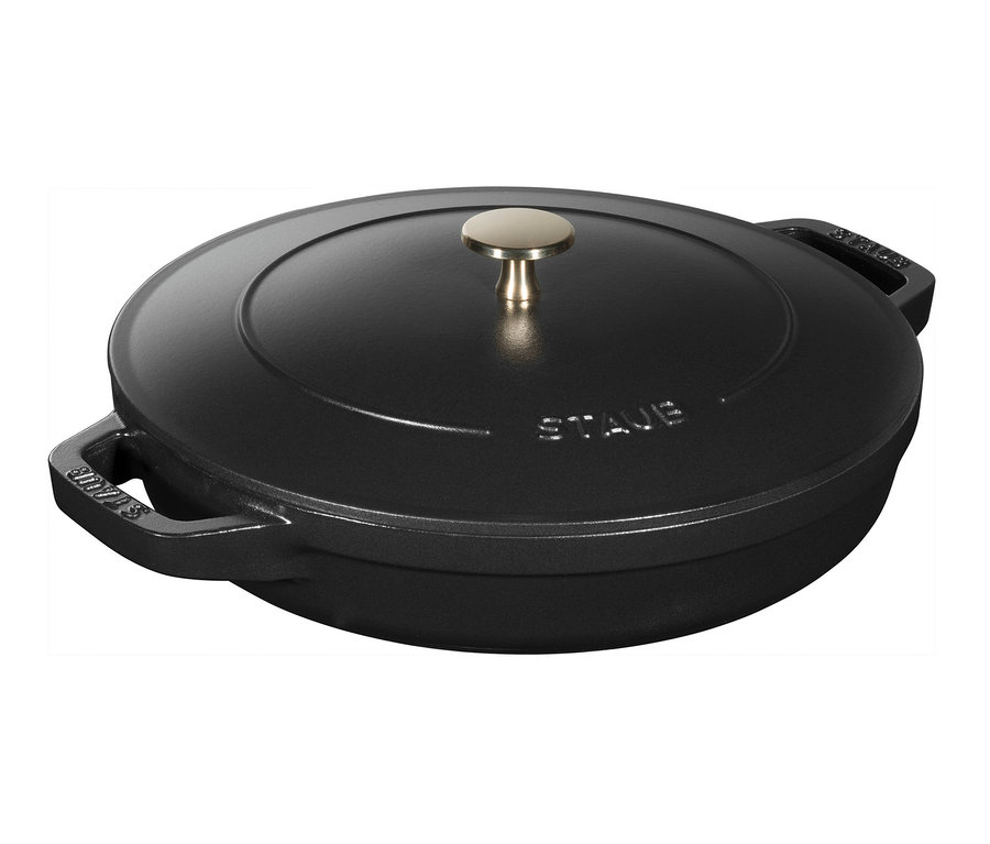 Detailansicht eines schwarzen Staub Gusseisen-Kochtopfs mit Deckel und goldenem Griff.