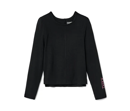 Schwarzes Kinder-Langarmshirt liegt auf einem weißen Hintergrund.