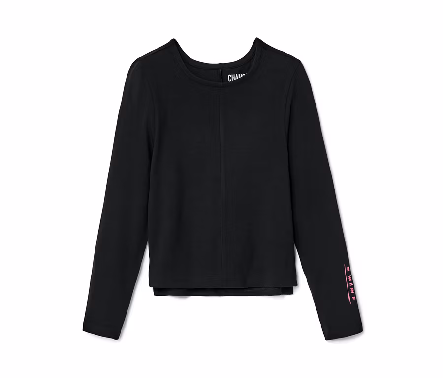 Schwarzes Kinder-Langarmshirt liegt auf einem weißen Hintergrund.
