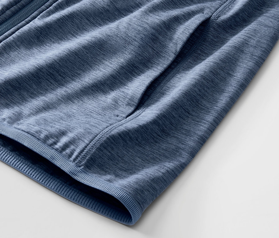 Detailansicht einer blau melierten Sportjacke mit Tasche.