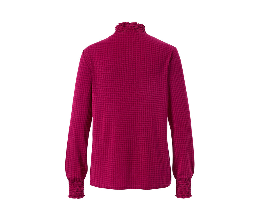 Detail der Rückseite eines bedruckten Blusenshirts mit Stehkragen.