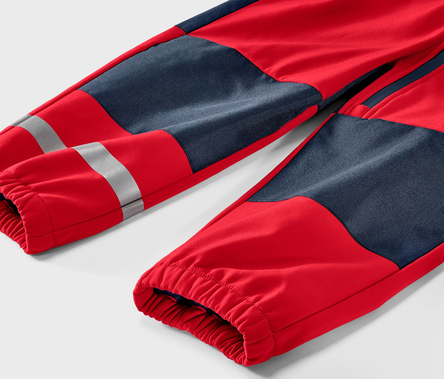 Detailansicht eines Kinder-Softshell-Einteilers in Rot und Blau.