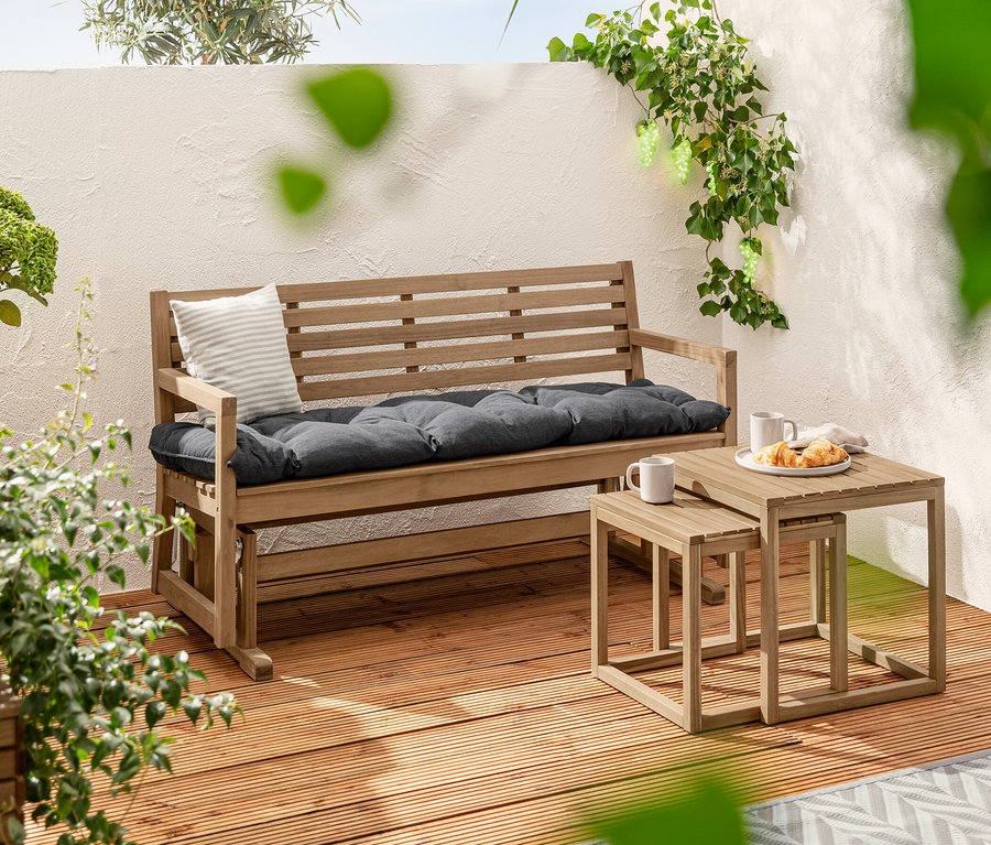 Ein Beistelltisch-Set »Lenja« steht neben einer Gartenbank mit einer Sun Garden Gartenbank-Auflage, ca. 160 x 50 cm. Im Hintergrund befinden sich 2 Solar-Steckleuchten und eine Solar-Lichterkette »Weintrauben«.