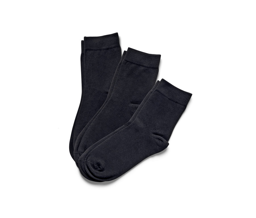 Drei Paar Socken.