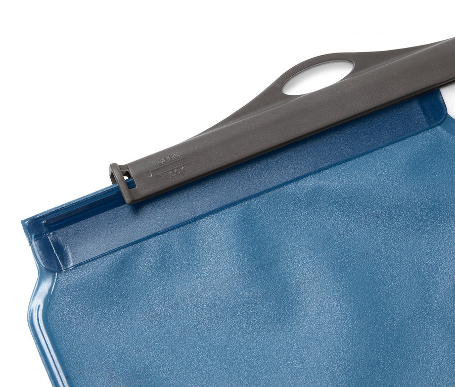 Detailaufnahme einer blauen 2-l-Trinkblase mit grauem Verschluss.