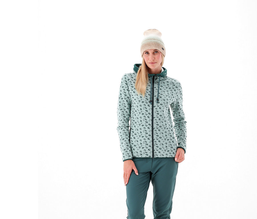 Frau trägt CMP Damen-Jacke.