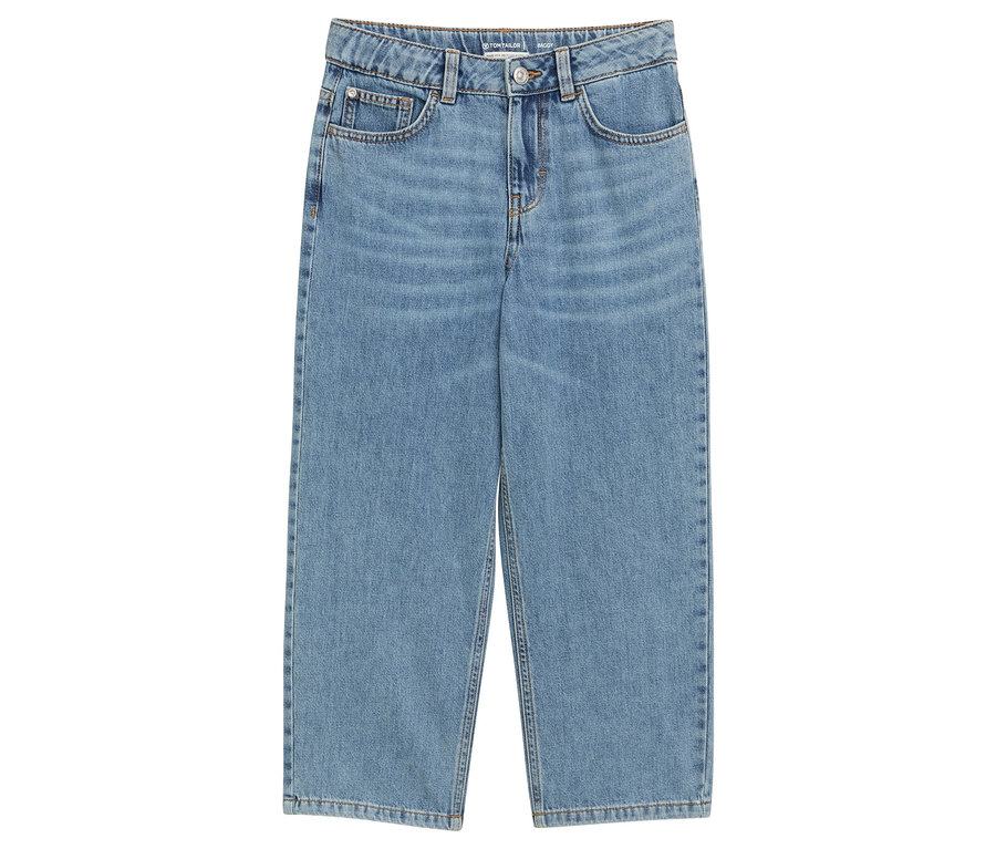 Hellblaue Jeans mit weitem Bein. Die Jeans hat vordere und hintere Taschen und einen Knopf- und Reißverschluss.