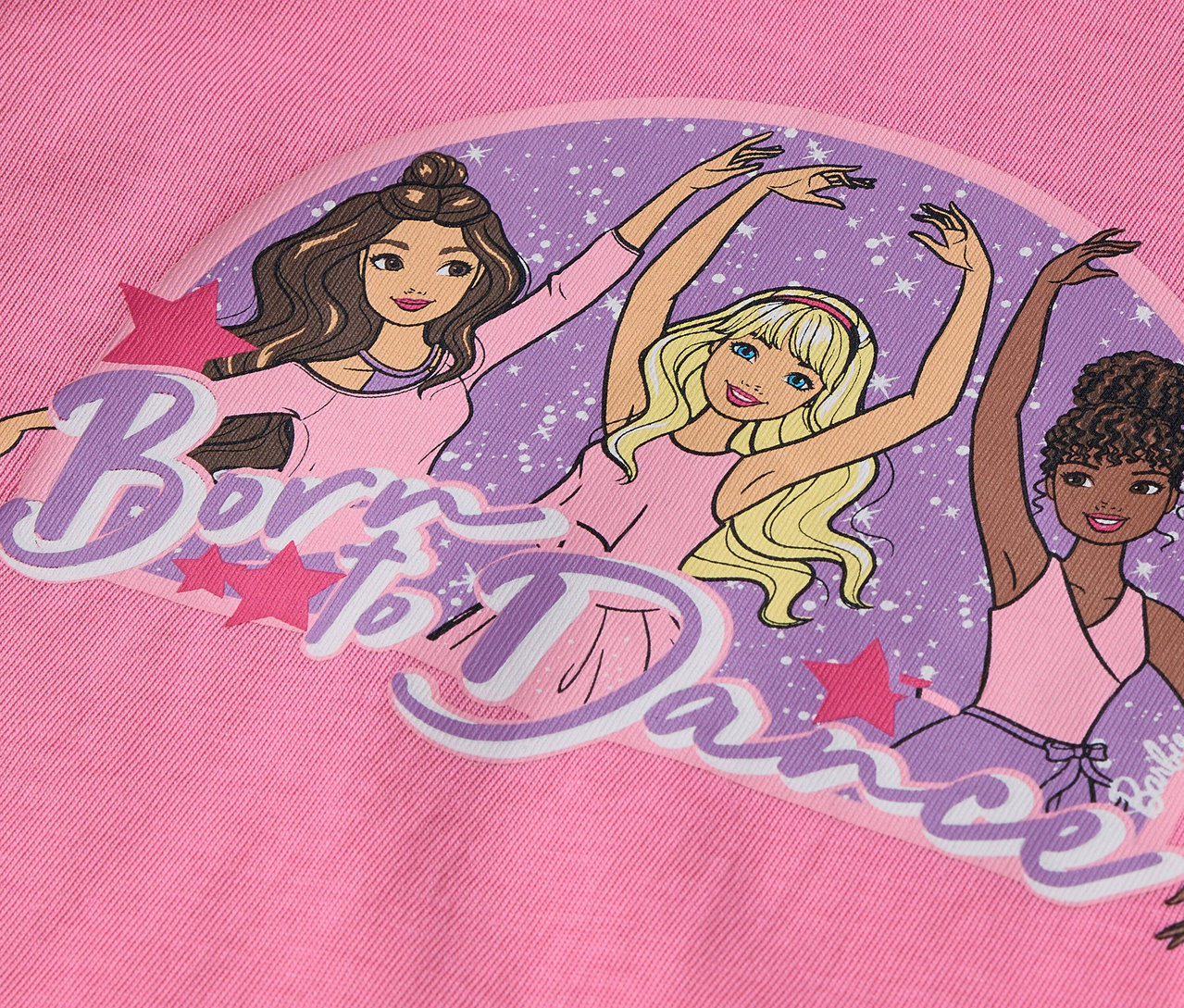 Auf einem rosa Hintergrund ist eine Illustration von drei Barbie-Figuren in Ballettpositionen mit dem Schriftzug "Born to Dance".