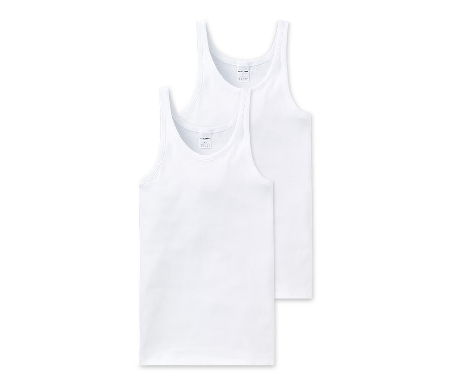 Zwei weiße SCHIESSER Unterhemden in Feinripp liegen übereinander.