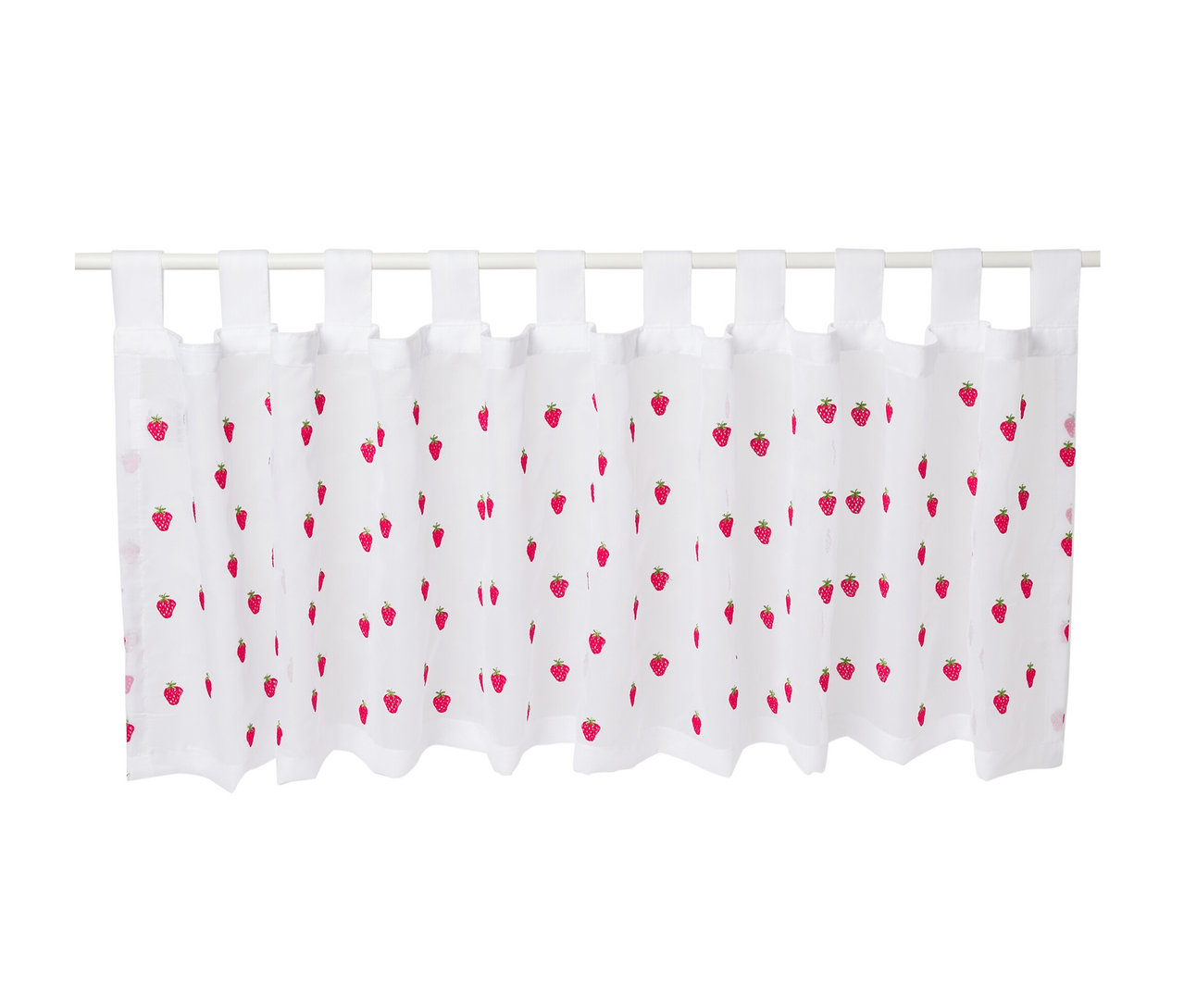 Eine bestickte Bistrogardine mit roten Erdbeeren hängt an einer Stange.