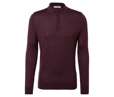 Weinrotes Langarm-Poloshirt.