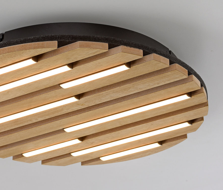 Detail einer hölzernen Deckenleuchte mit LED-Streifen.
