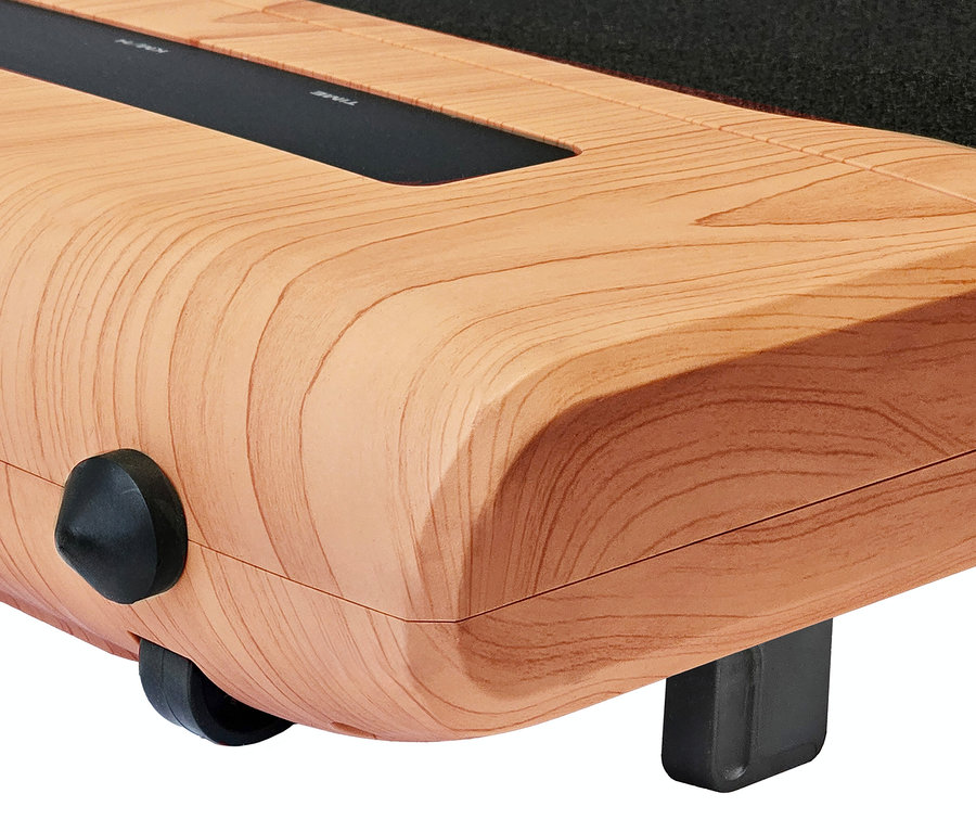 Detailansicht eines Walking-Pads »4.2 Holzoptik« mit Holzmaserung und schwarzen Akzenten.