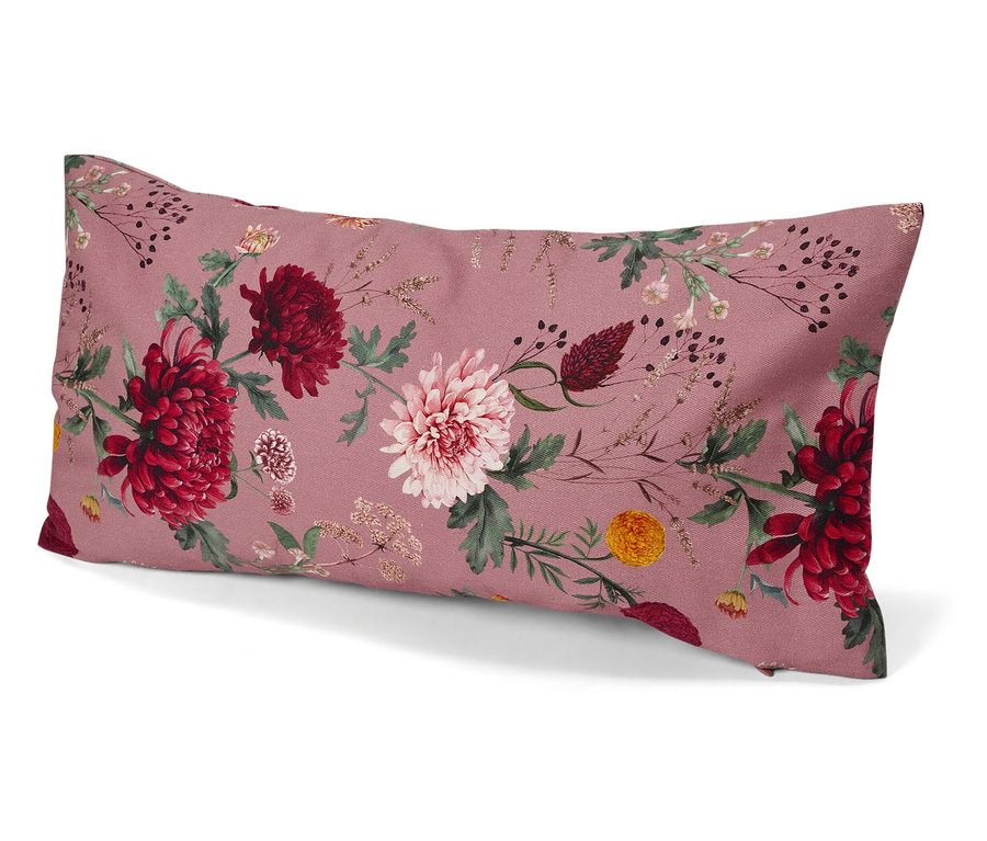 Dekokissen mit Blumenmuster auf rosa Hintergrund.