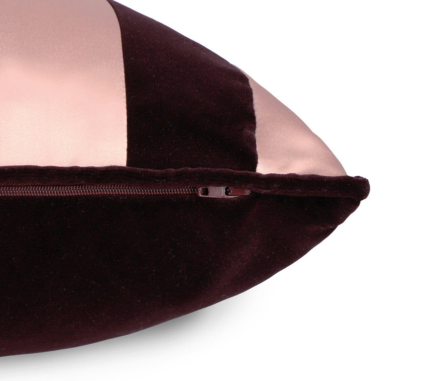 Detail eines lila-rosa Kissens mit Reißverschluss.