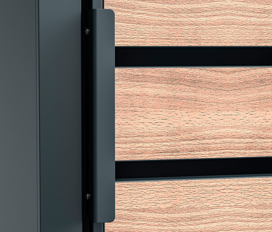 Detailansicht einer Mülltonnenbox-Tür mit horizontalen Holzpaneelen und einem dunkelgrauen Metallgriff.