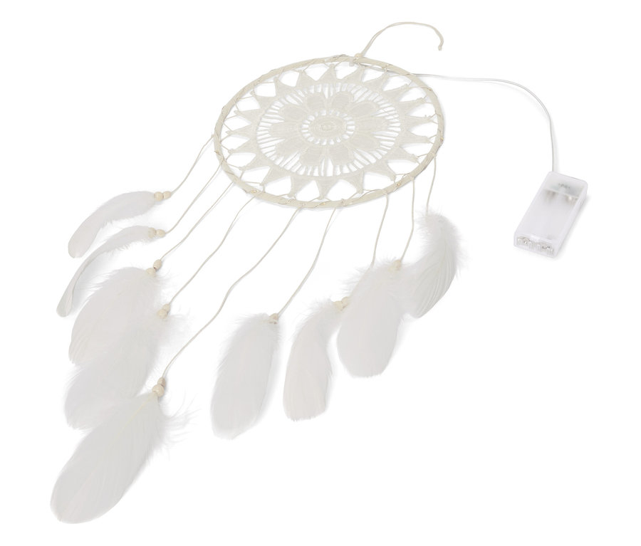 Nahaufnahme eines Traumfängers mit LED-Beleuchtung und weißen Federn auf weißem Hintergrund.