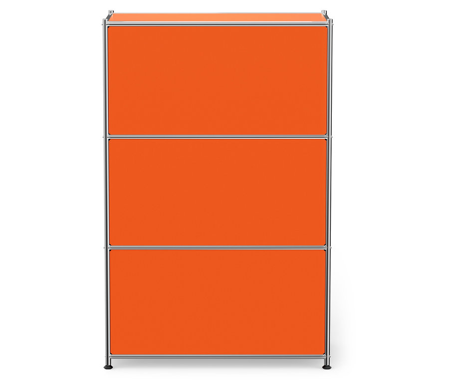 Ein orangefarbener Schrank mit drei Regalen und einem silberfarbenen Rahmen.