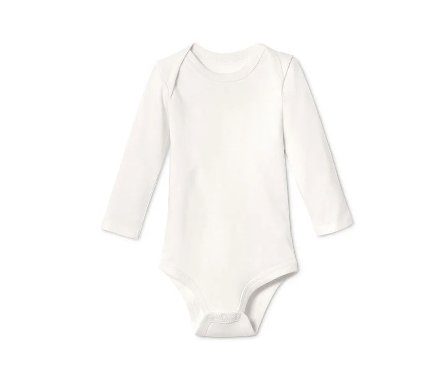 Weißer Langarmbody aus dem Baby-Starter-Set aus Bio-Baumwolle.