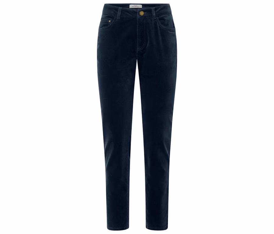 Eine dunkelblaue Samthose liegt vor einem weißen Hintergrund.