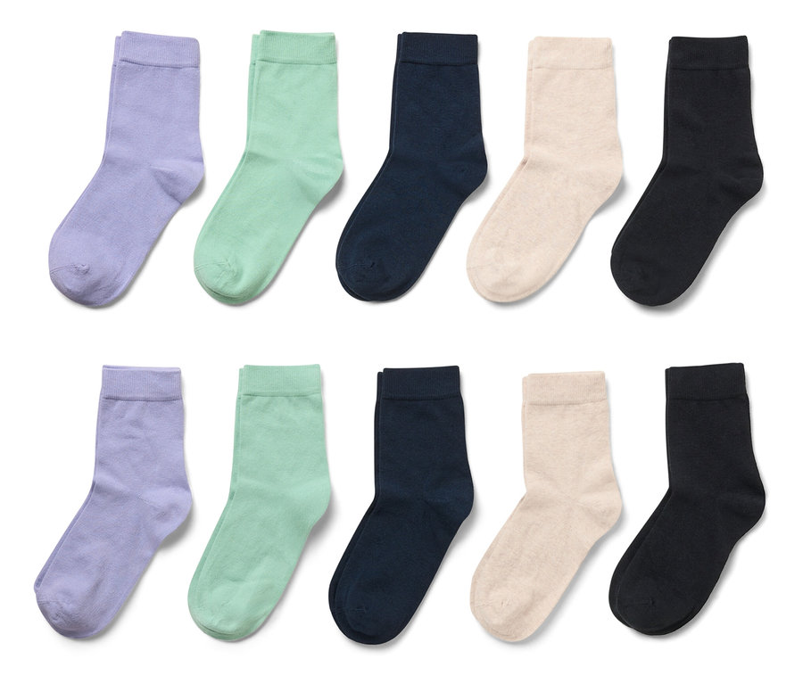 Zwei Reihen mit je fünf Paar Socken in den Farben Helllila, Hellgrün, Dunkelblau, Beige und Schwarz.