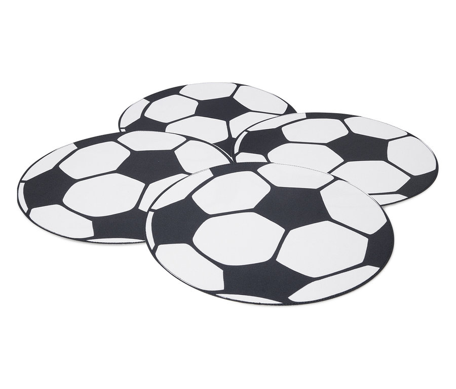 Vier runde Fussball-Untersetzer mit schwarzem und weissem Muster liegen übereinander.