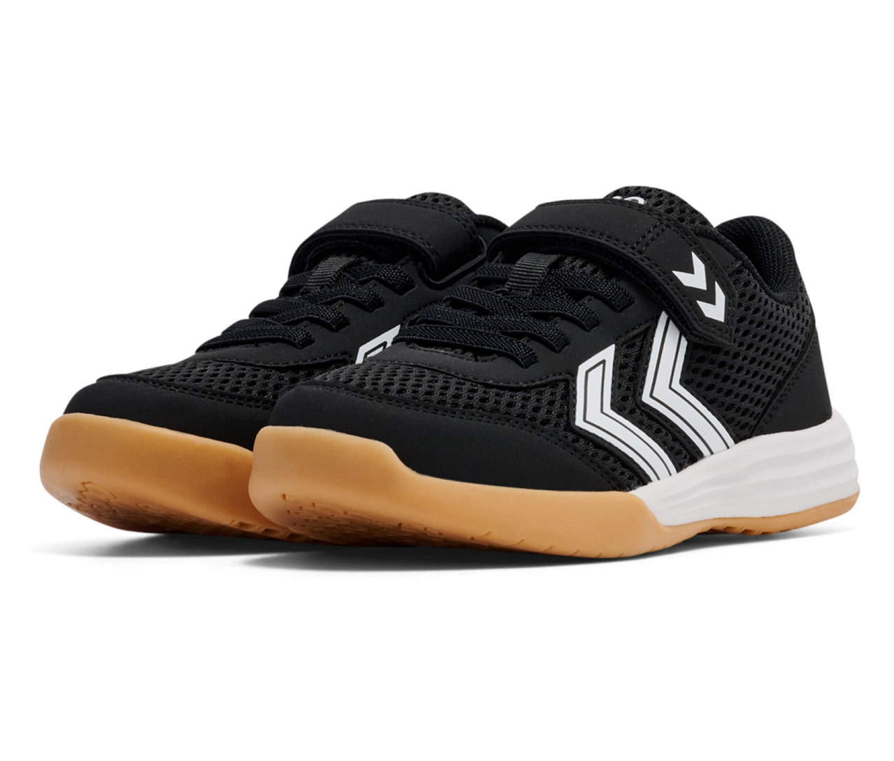 Zwei schwarze hummel® Multiplay Flex VC JR Schuhe mit Klettverschluss und brauner Sohle stehen nebeneinander.