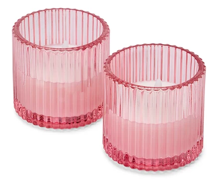 Zwei gerippte, zylinderförmige, rosa Teelichthalter aus Glas stehen auf einem weißen Hintergrund.