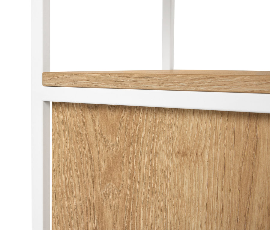Detailansicht eines Regals mit weißem Rahmen und einer hellbraunen Holzplatte.
