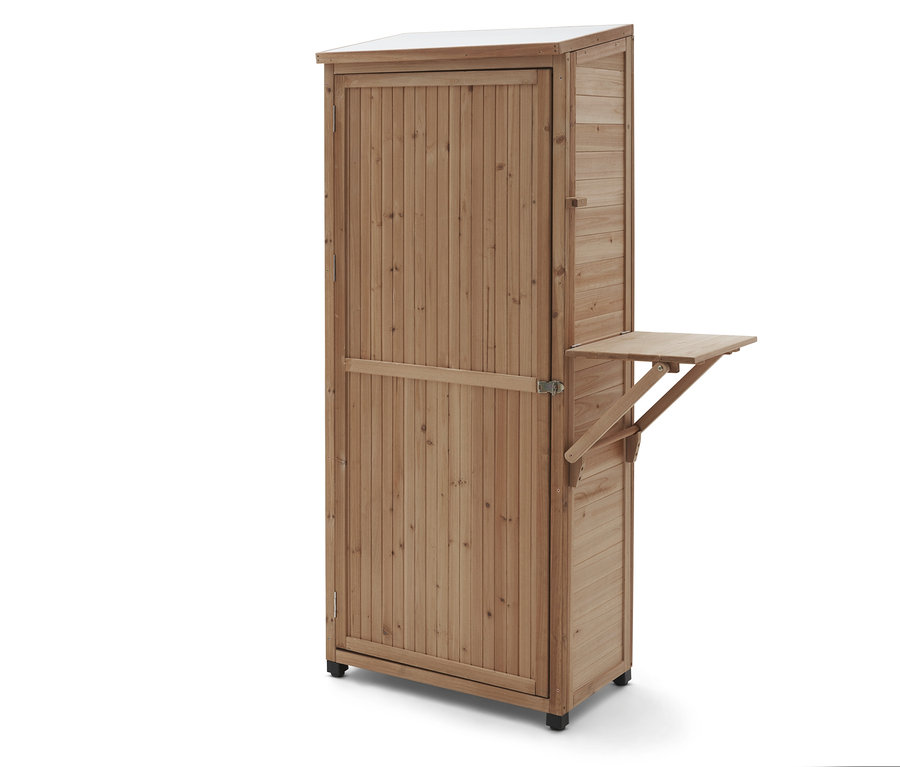 Ein hoher, schmaler Holzschrank mit einer herunterklappbaren Ablage an der Seite steht auf einem weißen Hintergrund.