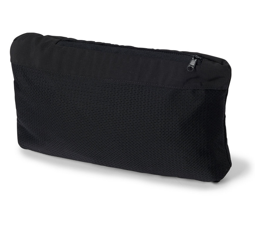 Schwarze, rechteckige Netztasche mit Reißverschluss oben auf weißem Grund.