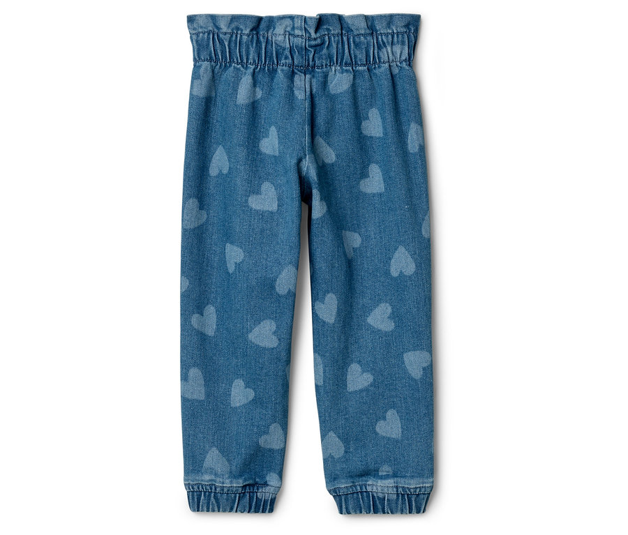 Blaue Jeans mit Herzmuster und elastischem Bund.