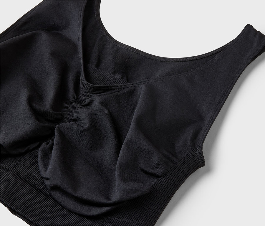 Detailansicht eines schwarzen Sport-BHs auf weißem Hintergrund.
