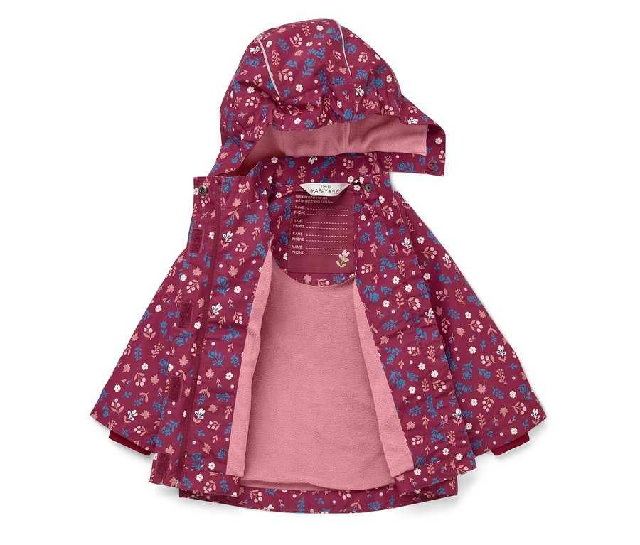 Offene, burgunderrote Kinderjacke mit Kapuze, durchgehend Blumenmuster, rosa Innenfutter und Namensschild.