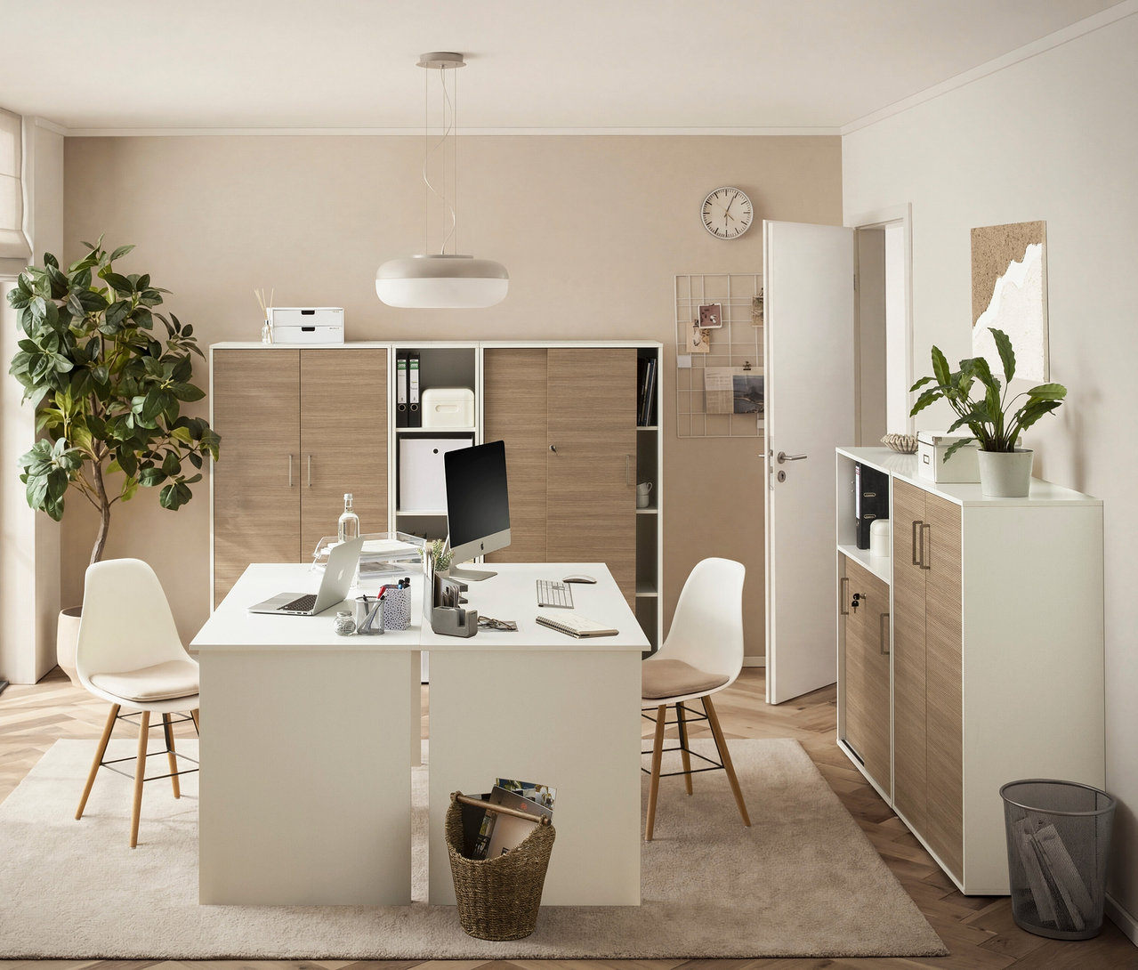 Büro mit Schreibtisch, Stühlen und großem, matt weiß/canello »Metz« Aktenschrank mit 2 Schiebetüren.