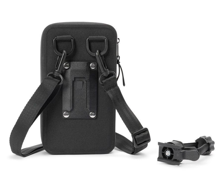 Schwarze Tasche mit Riemen und Halterung auf weißem Hintergrund.