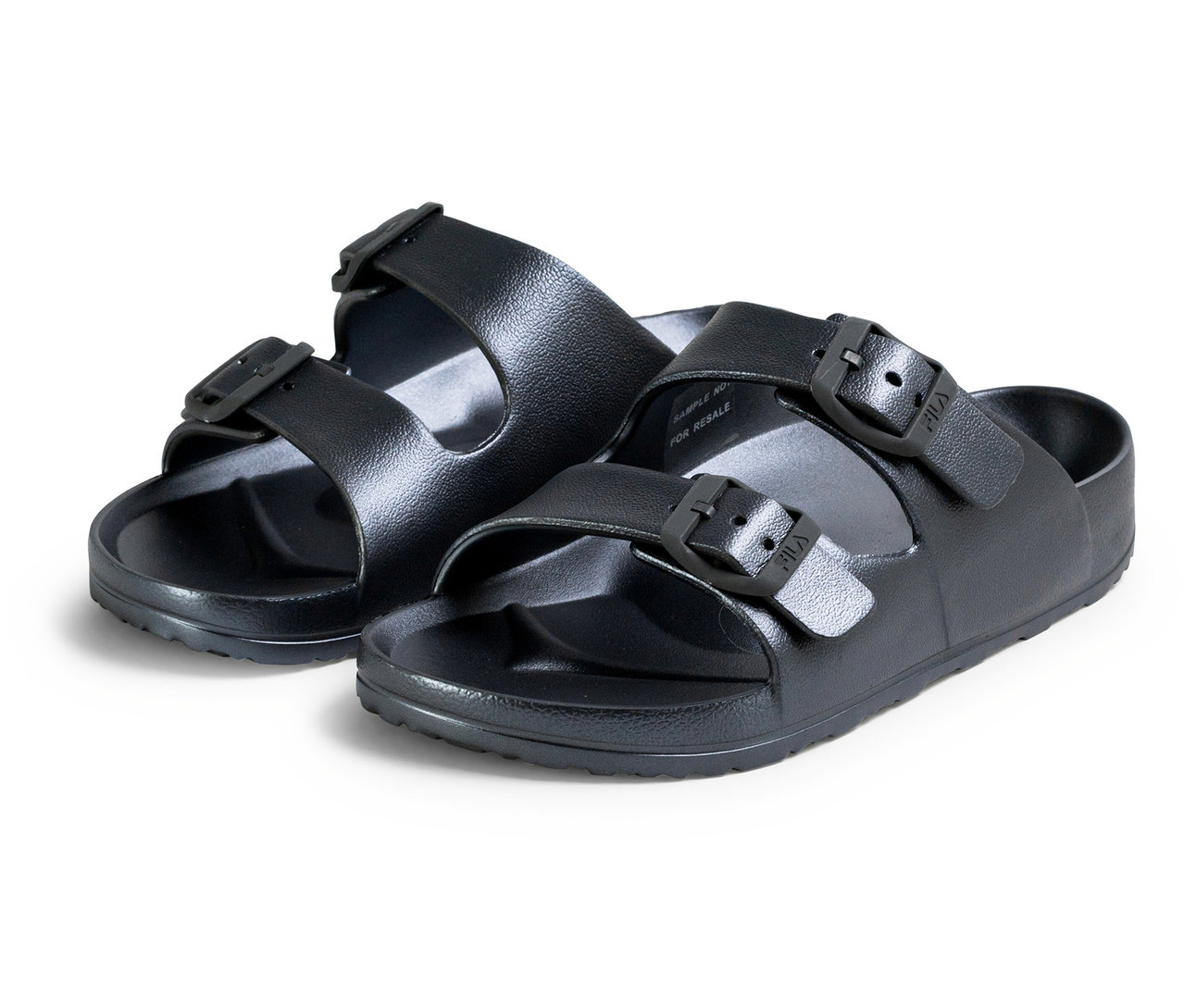 Zwei schwarze FILA Matero Damen-Slipper stehen nebeneinander.