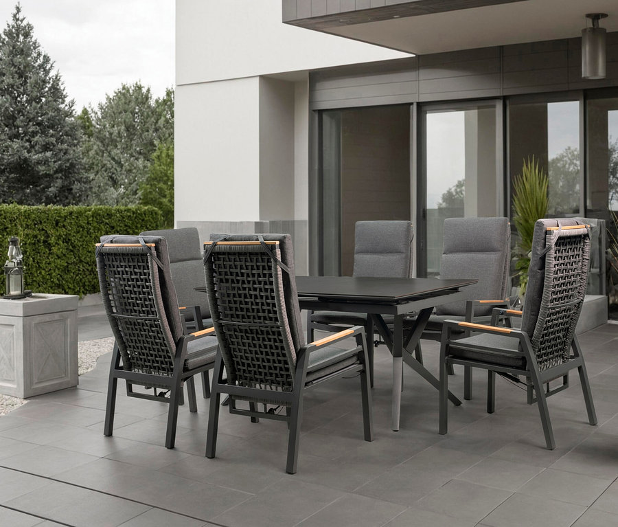 Gartentisch mit sechs Stühlen auf einer Terrasse.