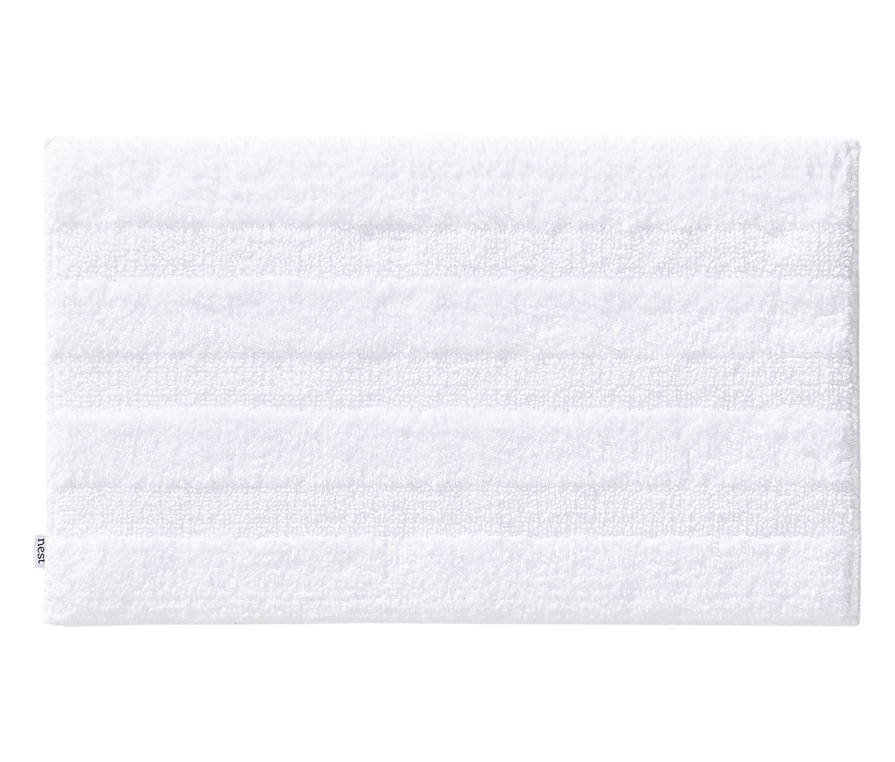 Weißer Badteppich mit horizontalen Streifen.