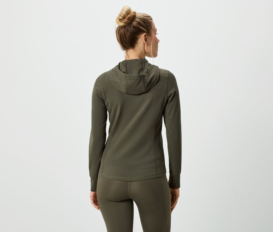 Rückansicht einer Frau mit Duttfrisur, die einen olivgrünen Kapuzenpullover und Leggings trägt.