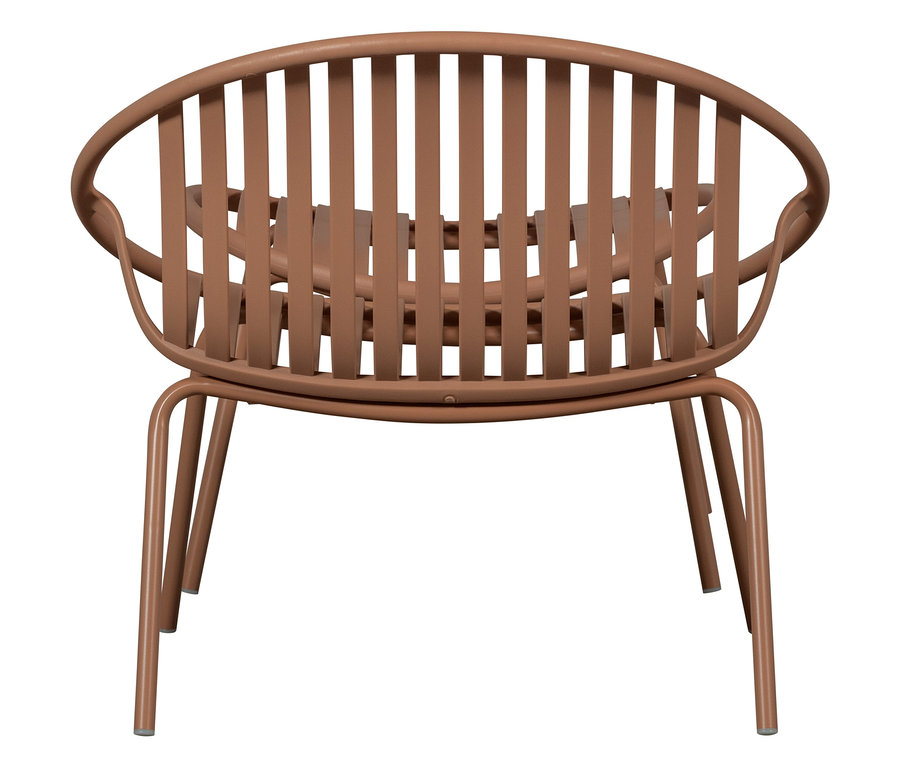 Nahaufnahme eines kupferfarbenen Outdoor-Stuhls mit Lattenrost.