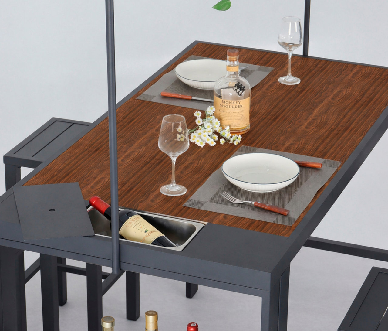 Der Leco Bartisch und 4 Hocker ist mit Geschirr und Getränken auf der Tischplatte aus Holz gedeckt. Im Tisch eingelassen ist ein Weinkühler.