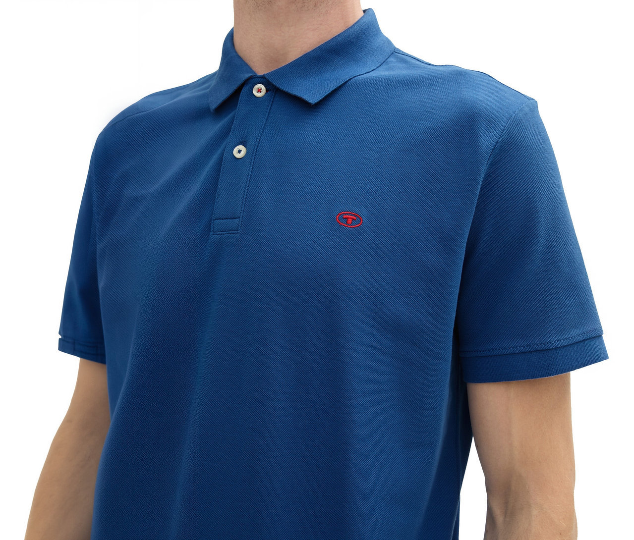 Mann trägt ein Tom Tailor Piqué Poloshirt in Advanced Blue.