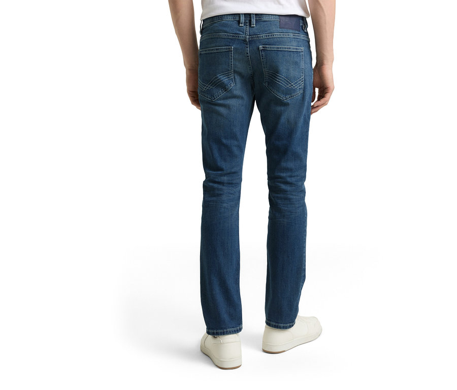 Mann von hinten in Tom Tailor TT MARVIN STRAIGHT Jeans mit Stretch, Used Mid Stone Blue Denim und weißen Schuhen.