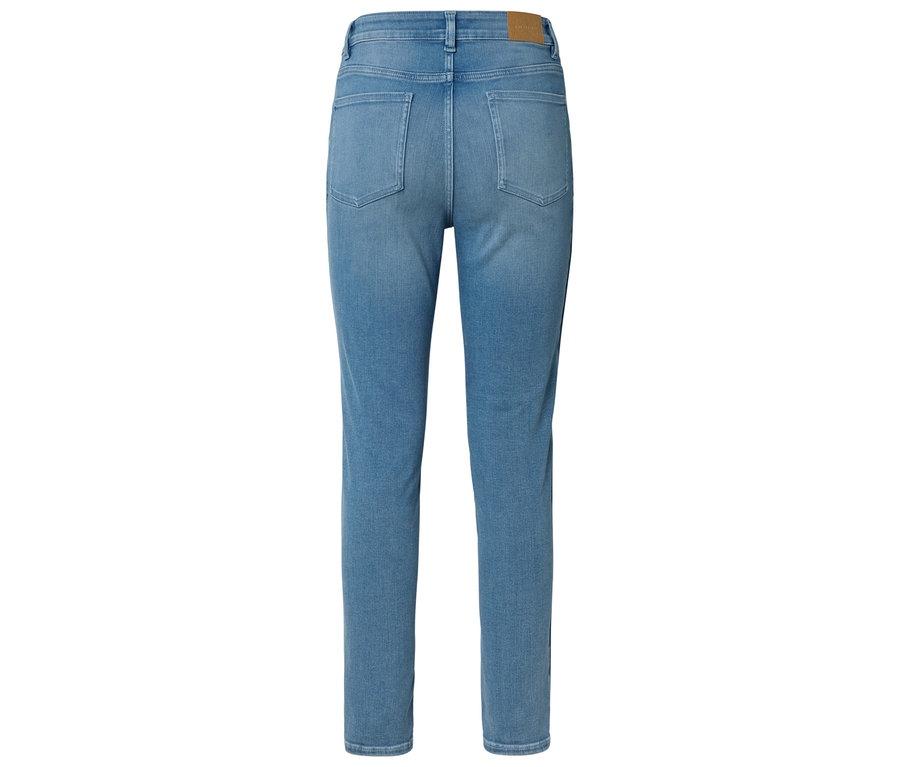 Rückansicht einer hellblauen Jeanshose vor einem weißen Hintergrund.
