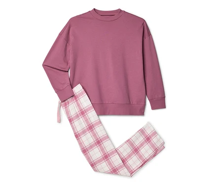 Ein zweiteiliges Pyjama-Set, bestehend aus einem rosafarbenen Langarm-Sweatshirt und einer weiß-rosa karierten Hose mit Kordelzug.