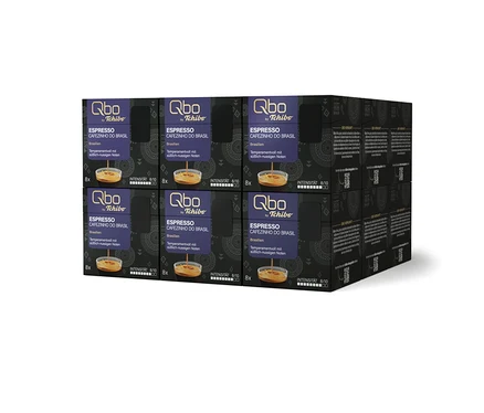 Ein großer Stapel Qbo Espresso CAFEZINHO DO BRASIL Kapselpackungen, jede mit 8 Kapseln, einer Tasse Espresso und der Angabe 'Intensität 8/10'.