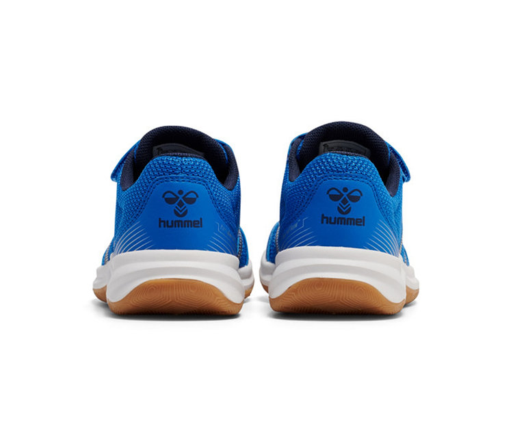 Zwei blaue Hummel Sportschuhe mit weißen Sohlen und braunen Laufsohlen, von hinten gesehen, auf weißem Hintergrund.