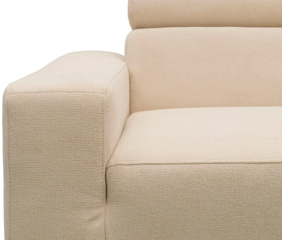 Nahaufnahme eines beigefarbenen Sofas mit strukturiertem Stoff, das die Armlehne, Sitzfläche und Rückenlehne zeigt.